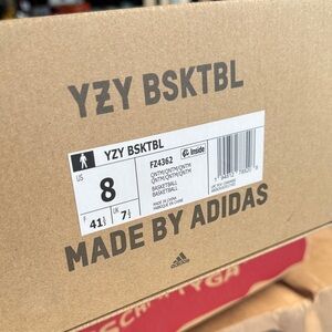 Adidas YZY BSKTBL Shoes Box